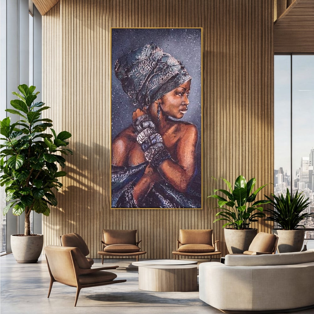 Tablou canvas cu tablou canvas cu portret de femeie africana, in rama de aluminiu auriu, pe perete intr-un birou